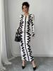 Evropské a americké podzim/zima 2025 přiléhavé šaty s černobílým potiskem, kulatým výstřihem a dlouhými rukávy