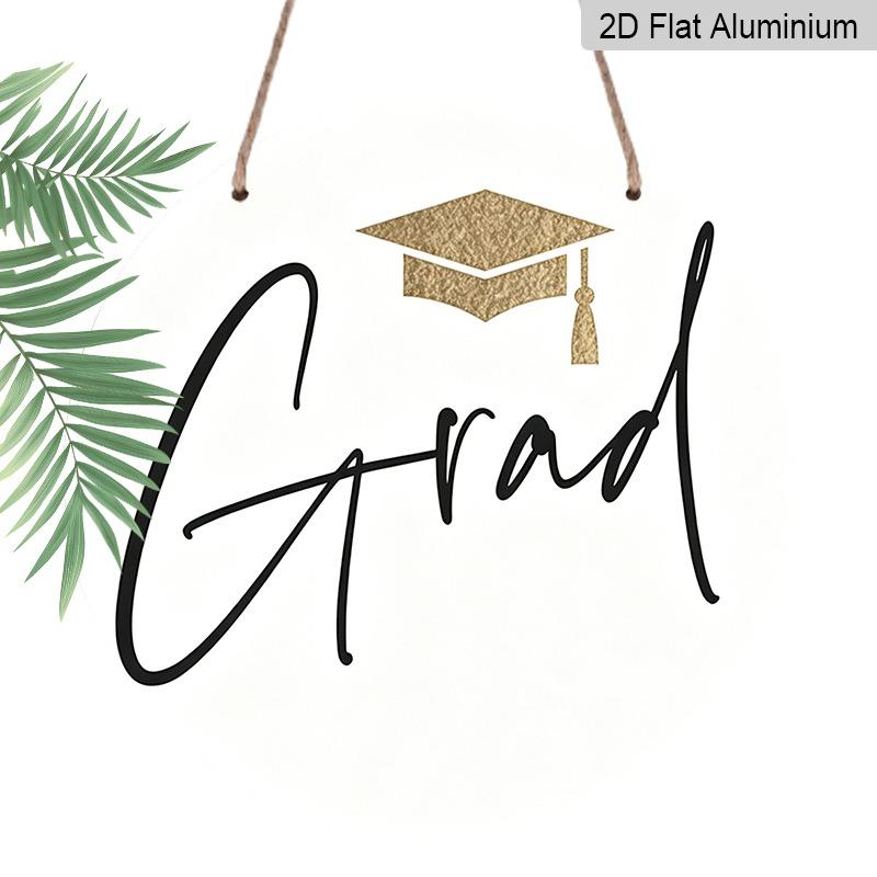 2D flaches Aluminium-Wandbehang zum Thema Abschlussfeier, in verschiedenen Größen erhältlich. Ein minimalistischer, luxuriöser Anhänger in Schwarz, Weiß und mit goldenen Akzenten