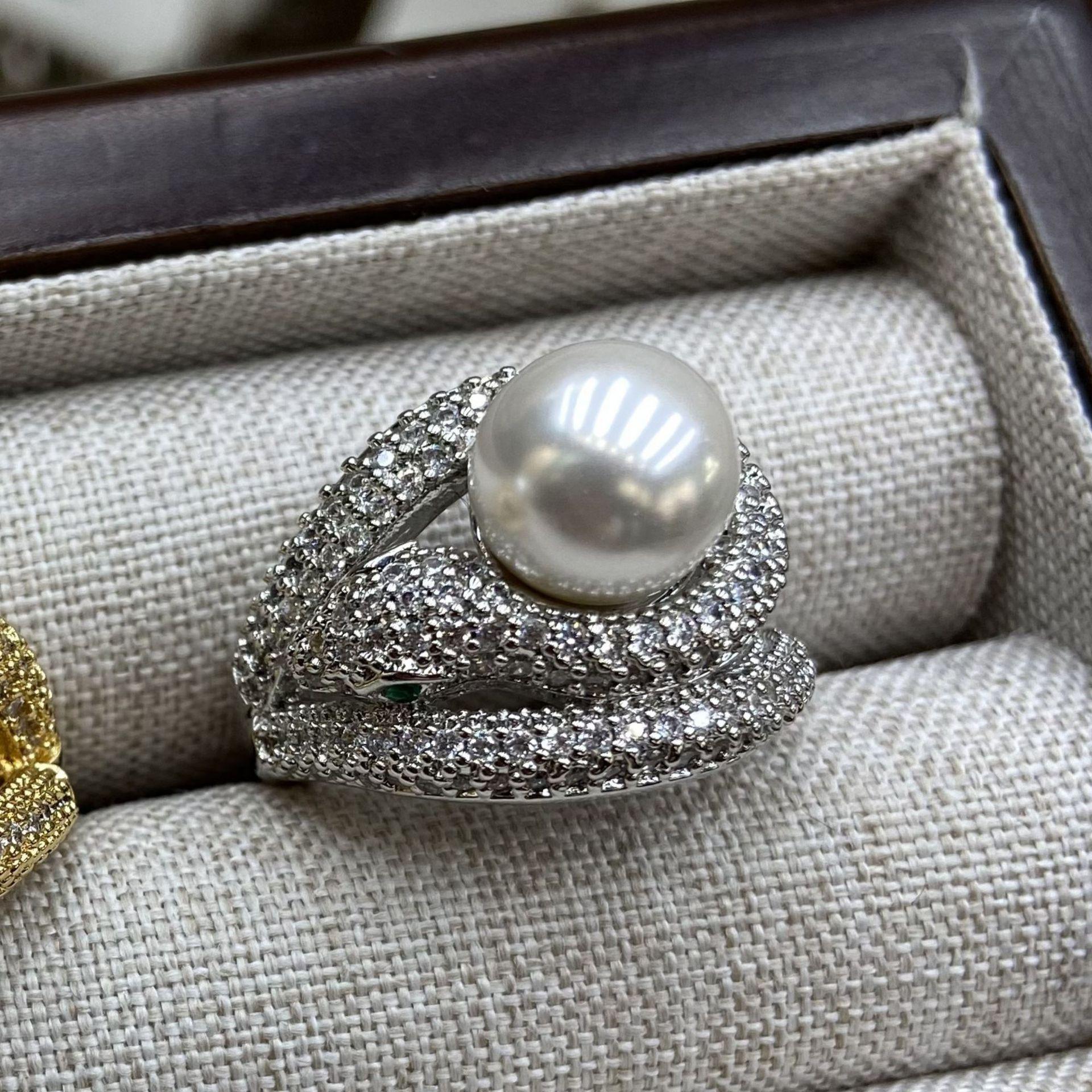 

Кільце зі змією, повністю інкрустоване діамантами, з перлами, жіночий нішевий дизайн, розкішне, відкрите кільце, вишукане кільце у стилі холодного вітру