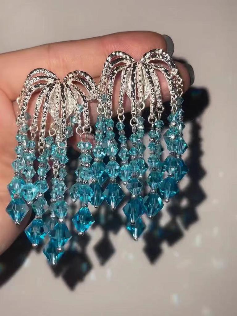 Orecchini lunghi esagerati di lusso leggero blu fuochi d'artificio cascata con frange da donna personalità di nicchia orecchini lunghi di alta gamma orecchini