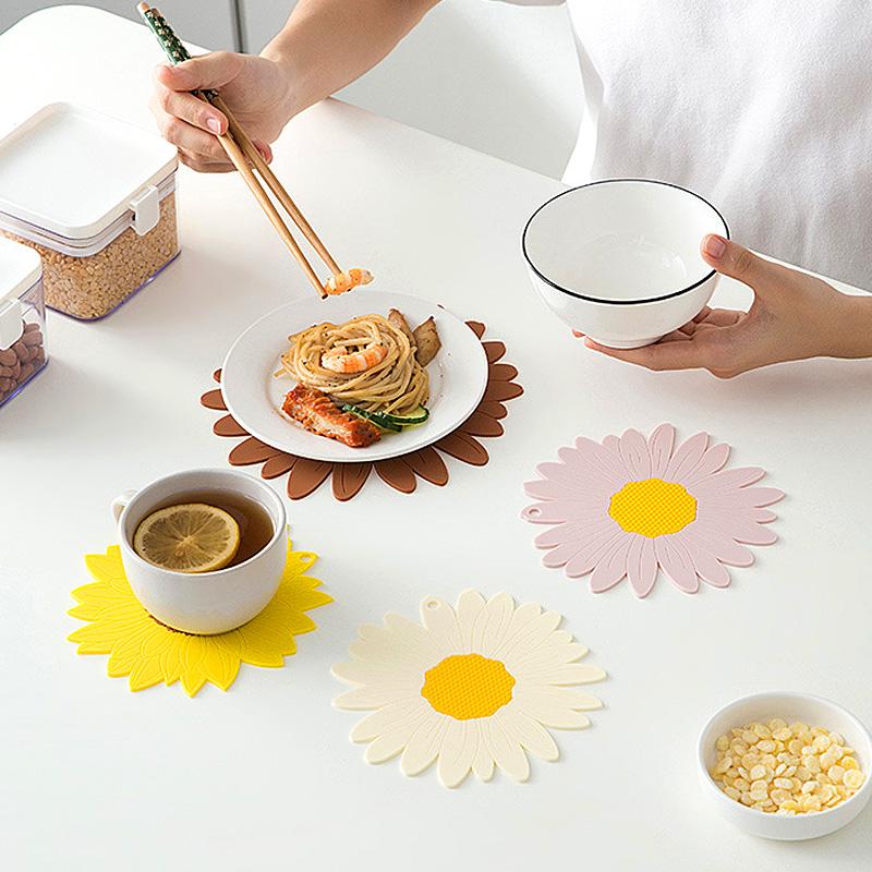 2Pcs Sunflower PVC Heat Insulation Pad Household Bowl Mat Kitchen Cartoon Special-shaped Soft Rubber Table Mat Anti-scald Coaste