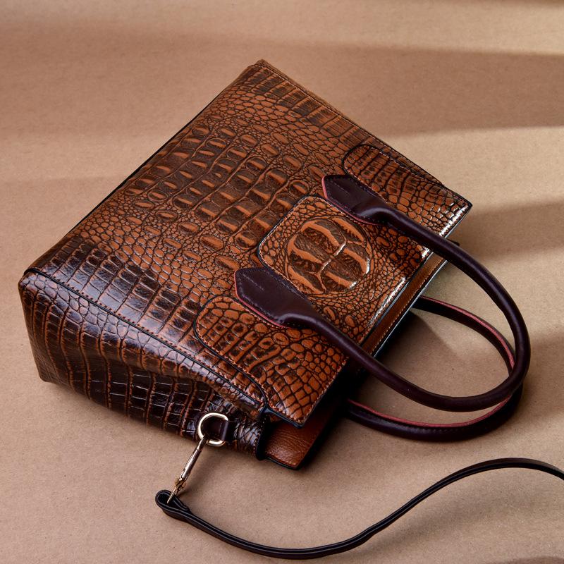 2025 New Fashion High-end Crocodile Leather Women Handbag Large-capacity Waterproof Lightweight Messenger Bag Temperament Commuter Shoulder Bag