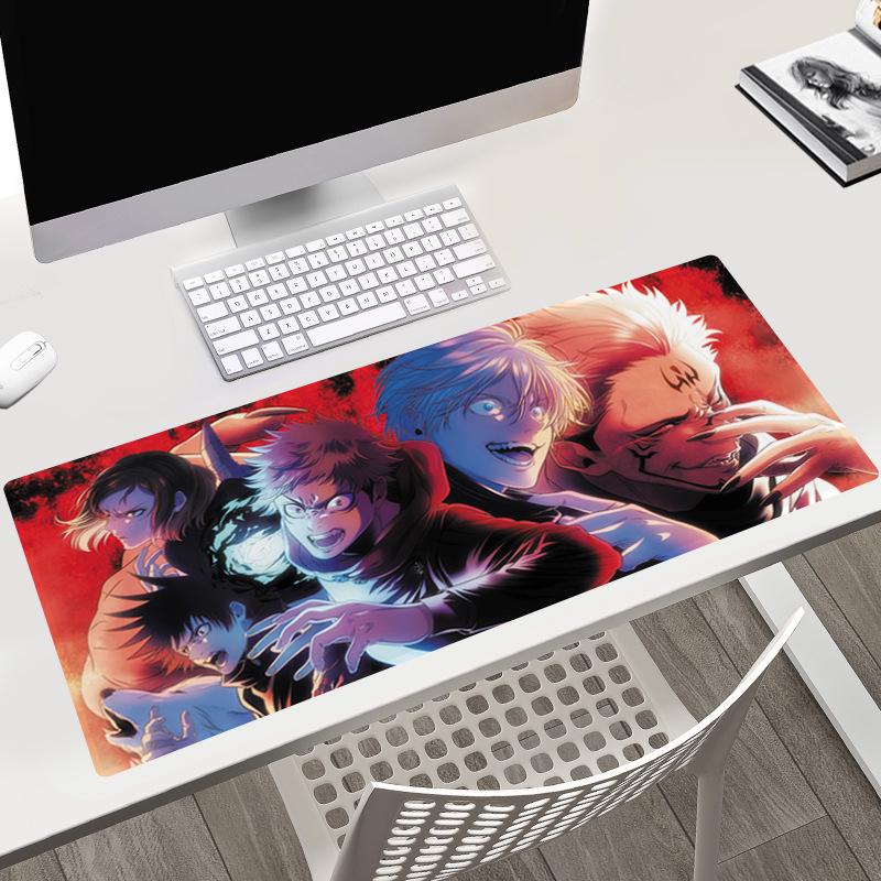 Tapis de bureau Jujutsu Kaisen 40x90x0.3CM avec les personnages Gojo, Yuji et Megumi.