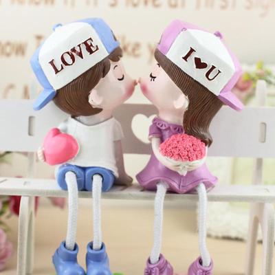 "Kissing Couple Resin Figurines: Cute Hanging Feet Decorative Ornaments for Living Room or Bedroom"