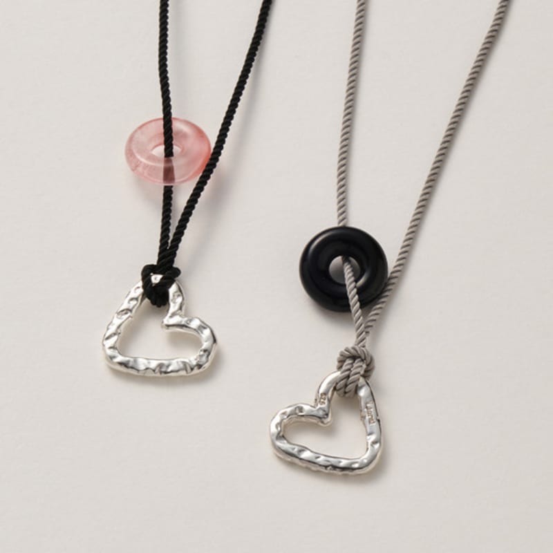 

liersi grand. Bumpy heart (L) string long necklace grey