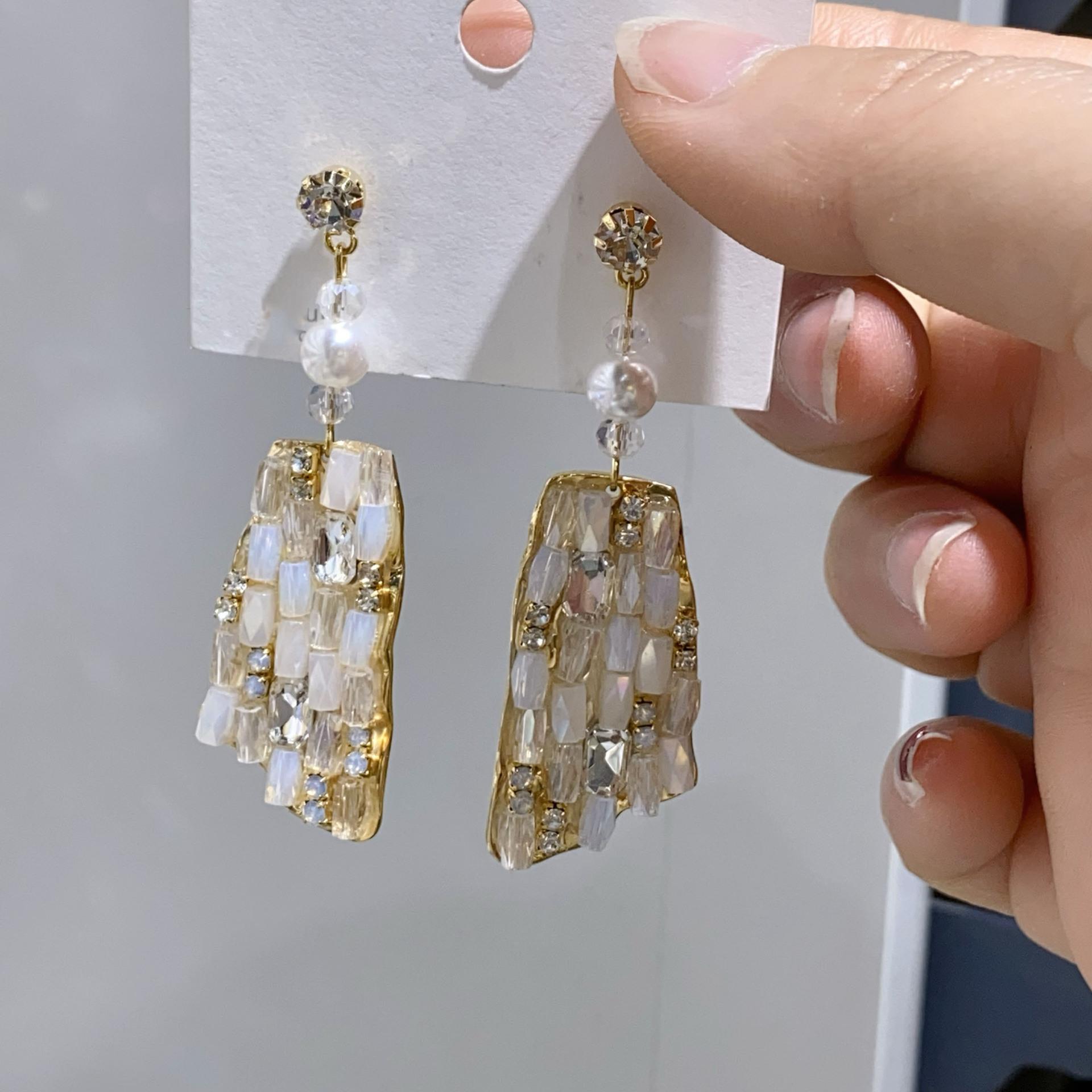 

Высококлассные серьги в стиле легкой роскоши ретро 2025 новые нишевые модные универсальные темпераментные преувеличенные серьги