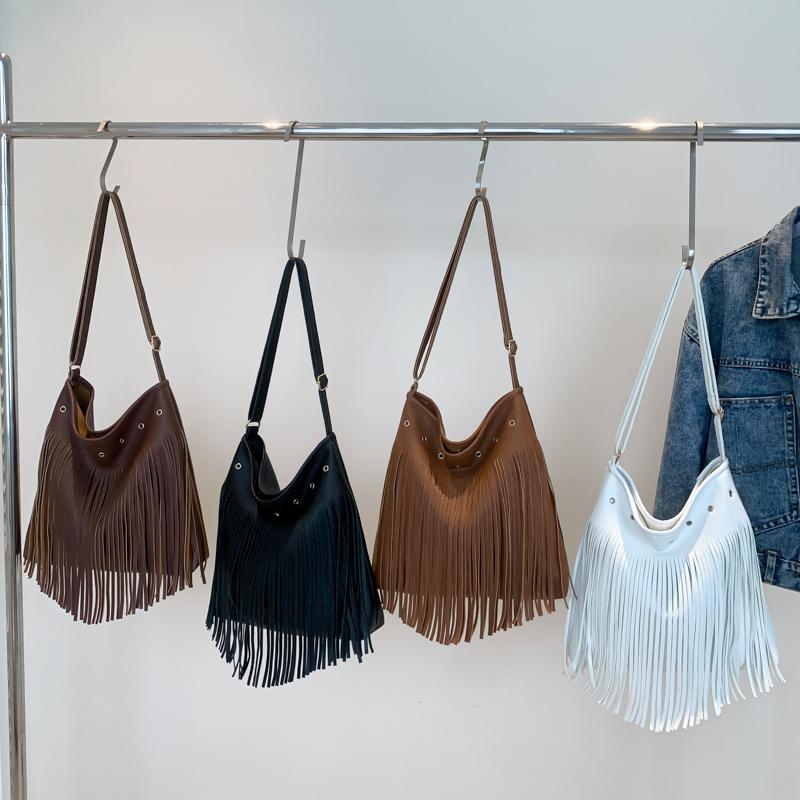 Retro lässige Umhängetasche mit großem Fassungsvermögen, trendige Mode-Schultertasche, Herbst 2025 neu, personalisierte Fransen-Tasche für Damen