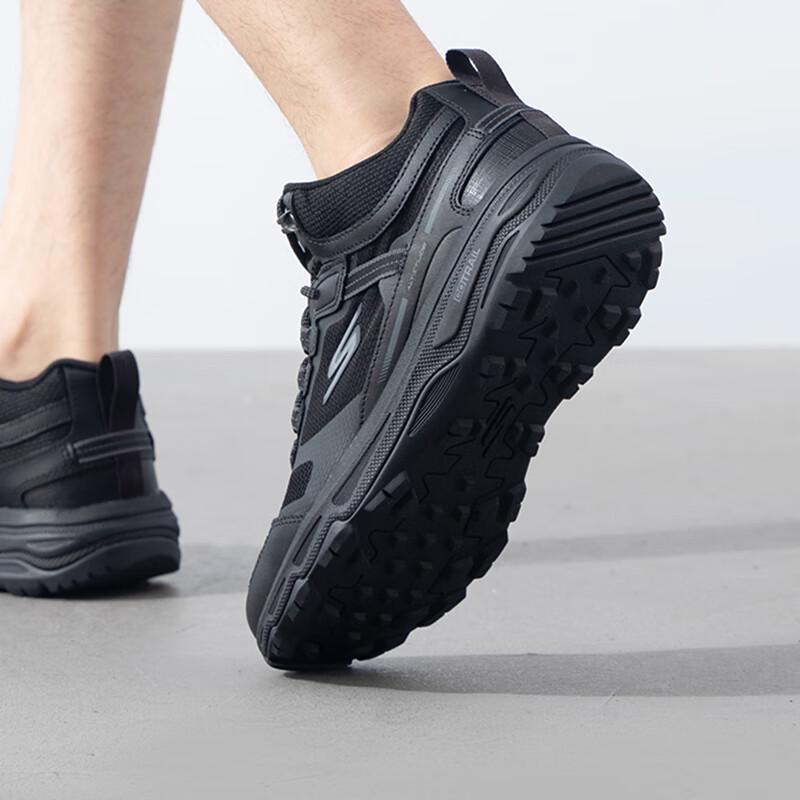 Skechers Men's Lightweight Cushioned Running Shoes