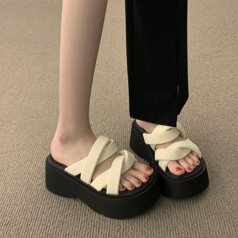 High-value beautiful slippers women's summer 2025 new versatile explosive casual muffin thick-soled heightening sandals
