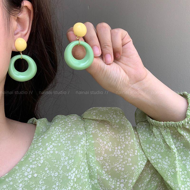 Acrylic round earrings, summer niche design, fashionable and versatile temperament, advanced sense, exquisite and elegant earrings.