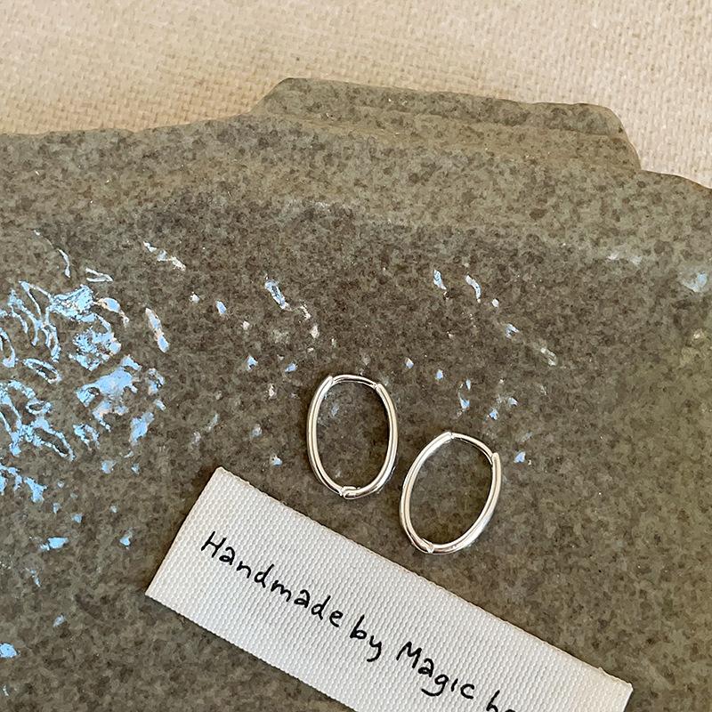 

Простые и универсальные овальные металлические серьги-пряжки для женщин, нишевые, высокого класса, с чувством индивидуальности, модные, изысканные, трендовые серьги для поездок на работу