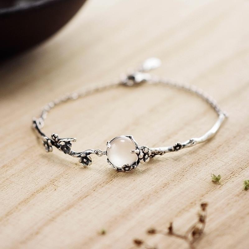 Designer Original Craft Irregular Plum Blossom Egg Round Pendant Necklace Retro Aristocratic Charm Women'S  Jewelry