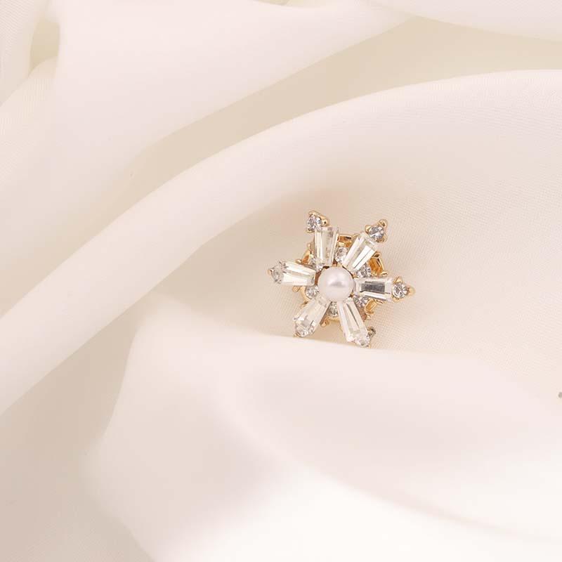 

Корейская хрустальная снежинка брошь женская милая японская анти-световая пряжка ins модная персонализированная булавка фиксированная одежда аксессуары