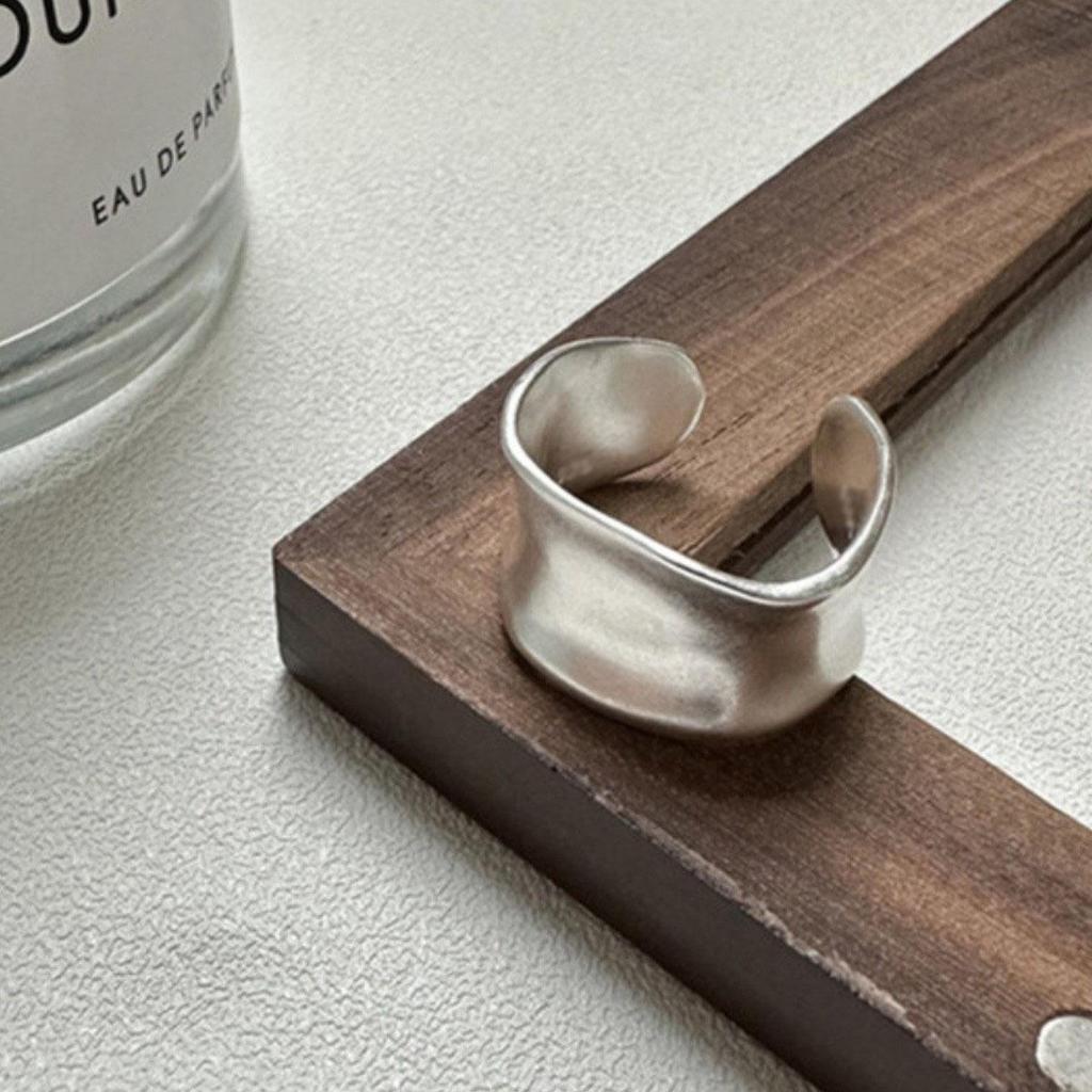 Eleganter gefrosteter matter breiter offener Ring für Damen - S925 versilbert, trendiger INS-Stil