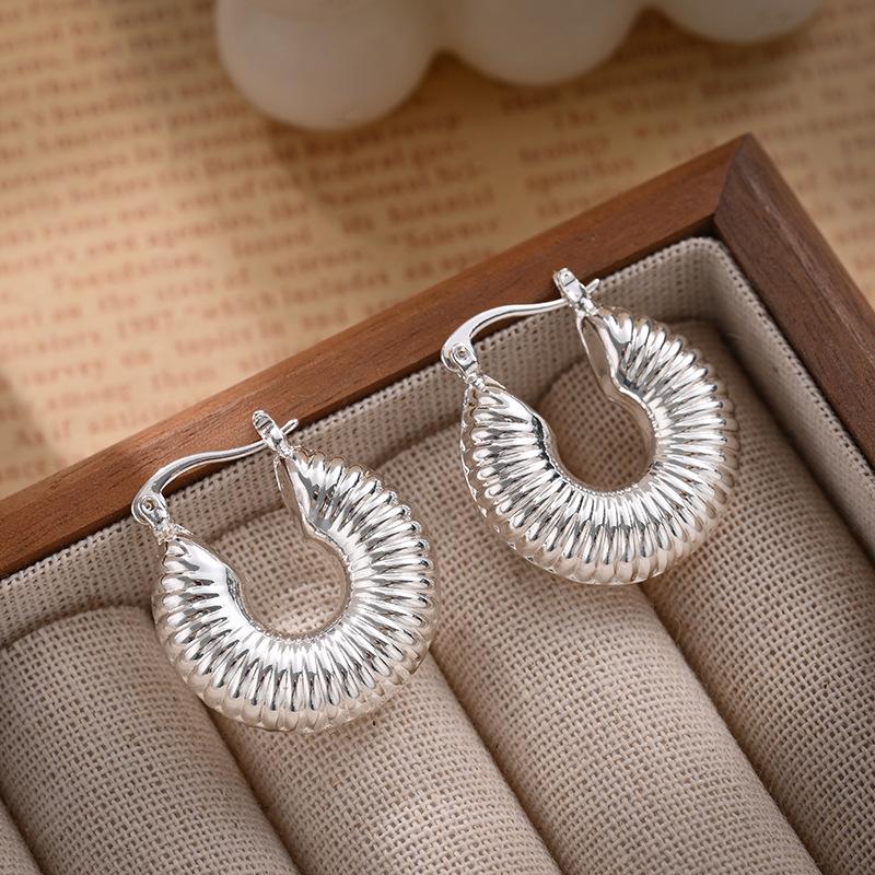 Silver Needle Geometric Heart Hoop Earrings - Retro & High-End Style for a Bold Look
