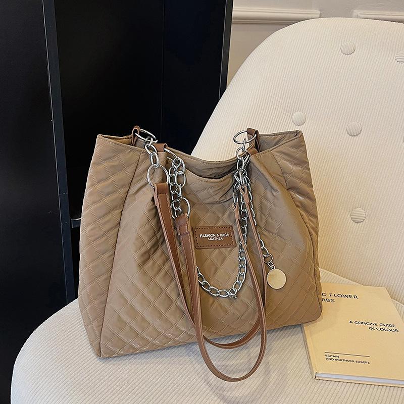 

Нейлоновая большая вместимость мягкая поверхность 2025 зима новая текстурированная вышивка нить ромбовидный узор одно плечо женская портативная сумка-тоут хаки