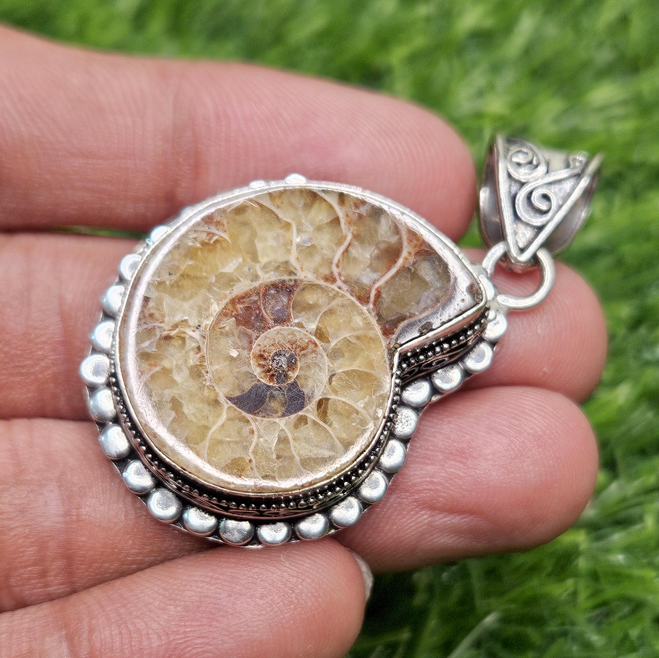 

Подвеска из натурального аммонита из стерлингового серебра 925 пробы Подвеска из ископаемого подарка для нее коричневый