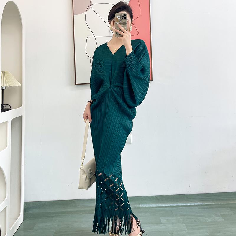 

Miyake Pleated Large V-Neck Fishtail Tassel Dress with Bat Sleeves, 2025 Collection One Size темно-зеленого