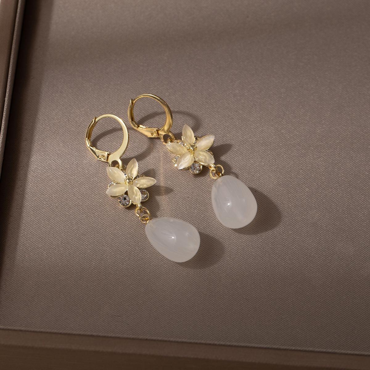 Light Luxury Fashion Temperament Flower Water Drop Fringed Earrings Simple Design High-End Earrings Women