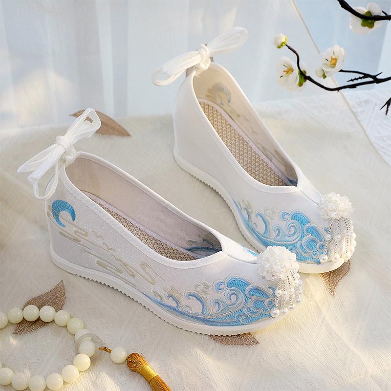 Elegant Embroidered Flower Shoes Hanfu Style Women's High-Rise Shoes Cotton Lined Slip-On Traditional Chinese Costume Footwear
