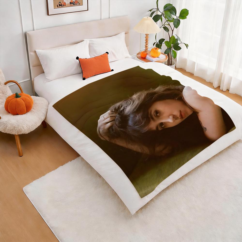 Charm Singer C-Clairo Throw Lightweight 240g Flannel Blanket Soft Skin-friendly for Summer Cooling