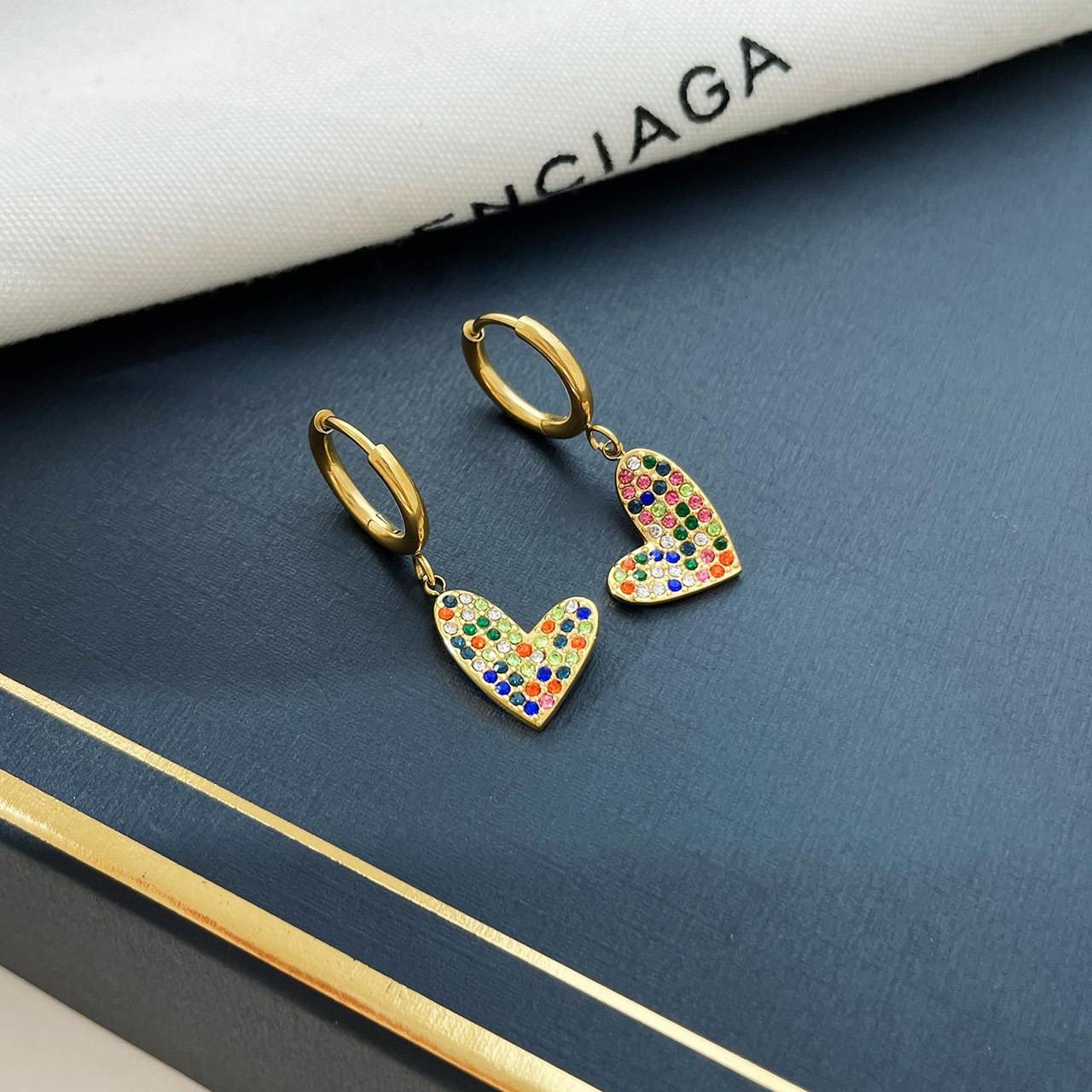 

Пряжка для ушей Love вермикулитового цвета золотистый