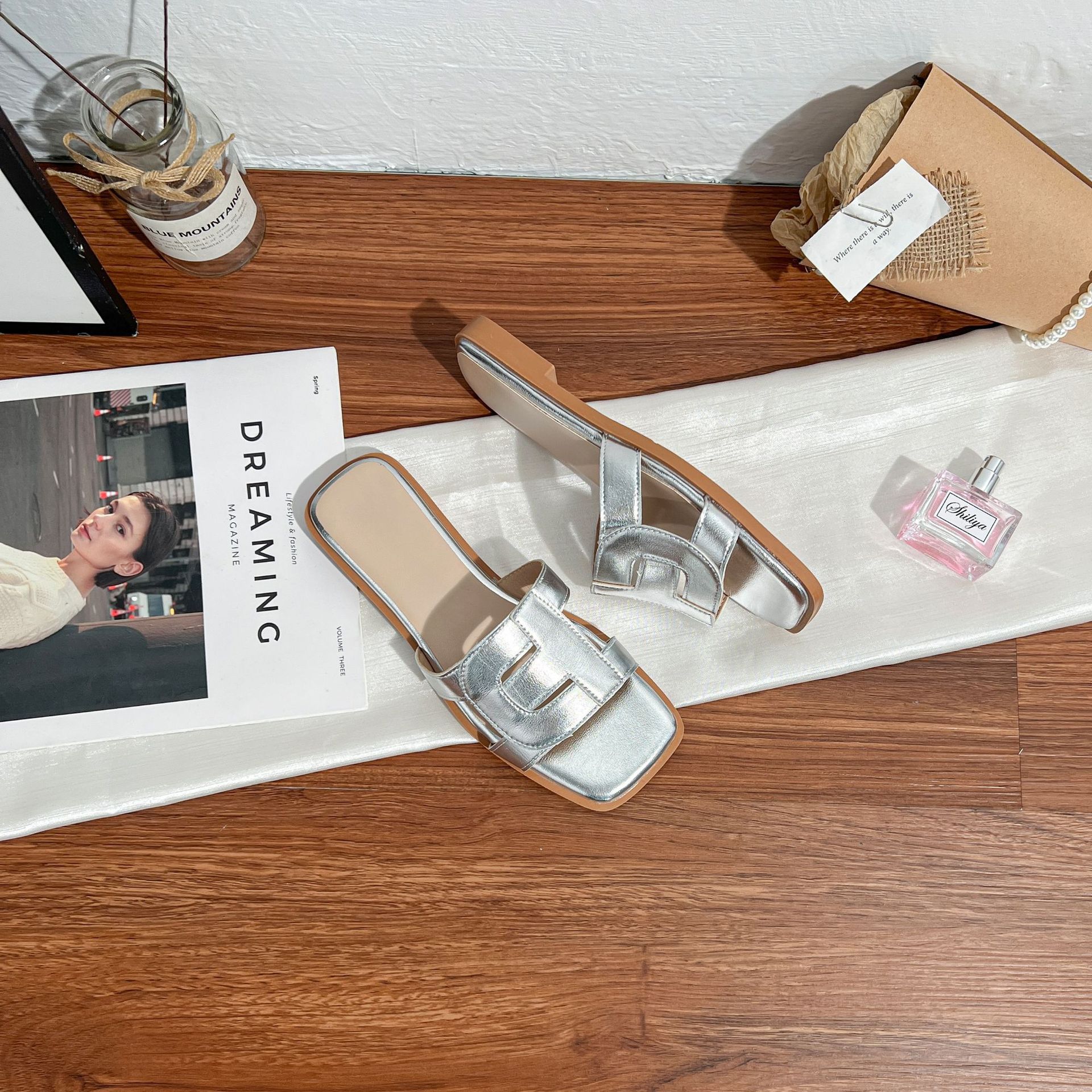 

Yuanlitong summer new flat-bottomed slippers women s wear high-end temperament square head cool slippers women s woven women s shoes 35