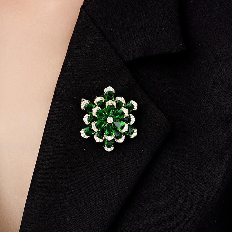 Luxurious and Elegant Flower Brooch, High-end Women's Exquisite Retro Crystal Brooch, Niche Design Sense Brooch