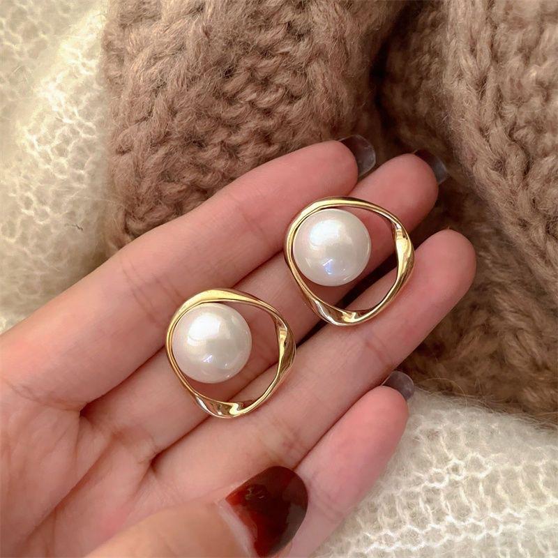 

Simple Geometric Pearl Stud Earrings Women S Light Luxury High-End Niche Design Earrings French Retro Versatile Earrings