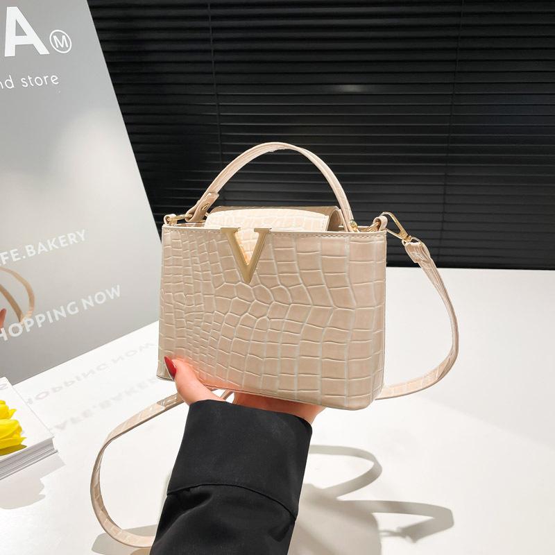 

Crocodile pattern bucket bag messenger bag medium women s bag large bag simple trendy handbag new versatile bag women бежевий