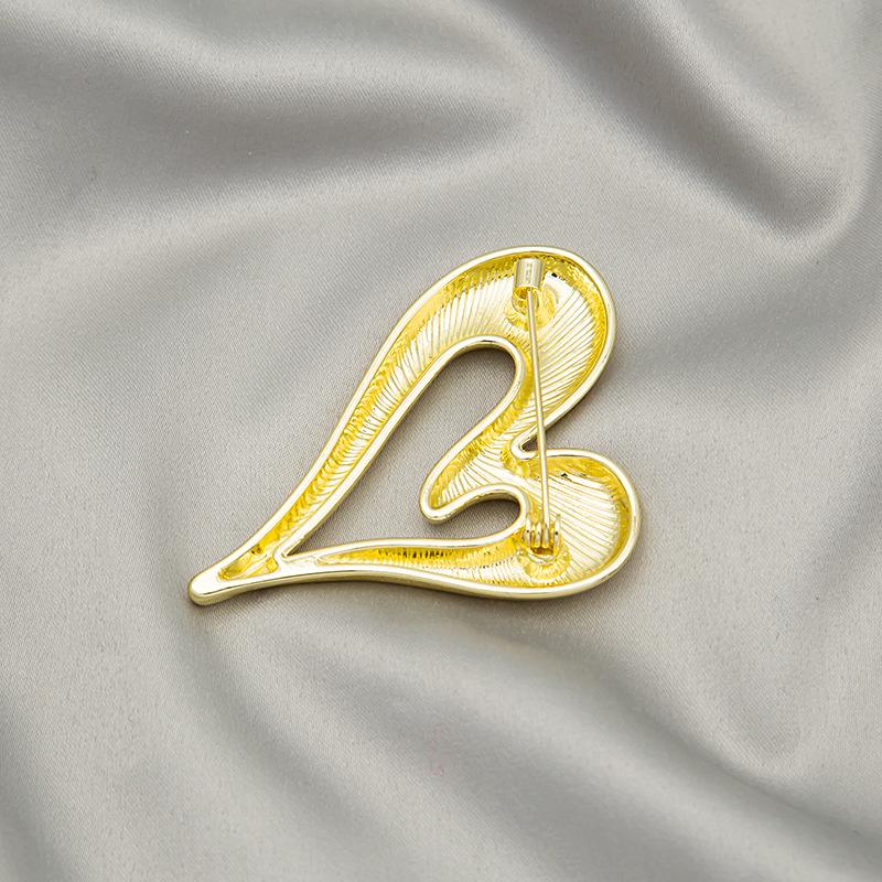 French Cold Wind Light Luxury Metal Glossy Love Design Brooch Pin Simple Temperament Suit Accessories