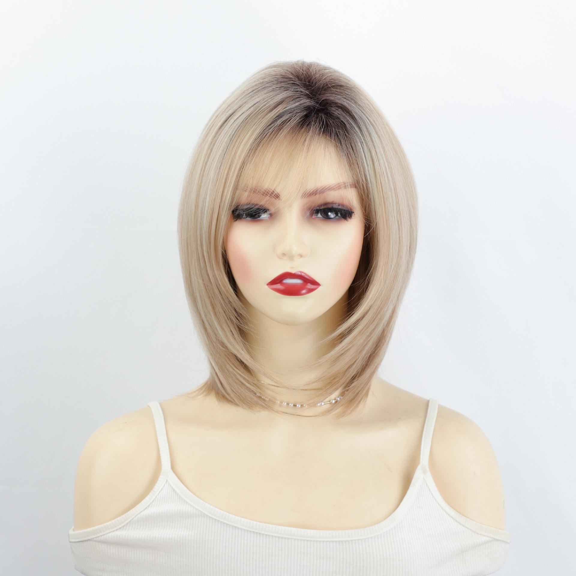 Women Blonde Wigs with Bangs Short Gray Hair with Dark Roots Synthetic Brown Wave Wig for Daily Cosplay Use Heat Resistant Fibre