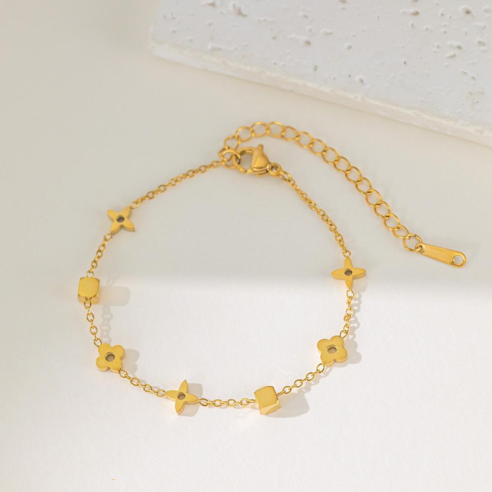Square flower necklace women's light luxury niche high sense collarbone chain Internet celebrity four-leaf clover accessories tide