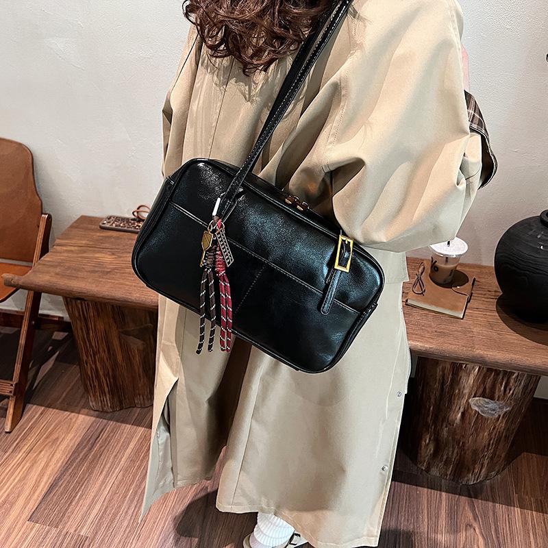 Retro bowling bag women's 2025 new versatile portable shoulder bag popular women's pillow bag this year
