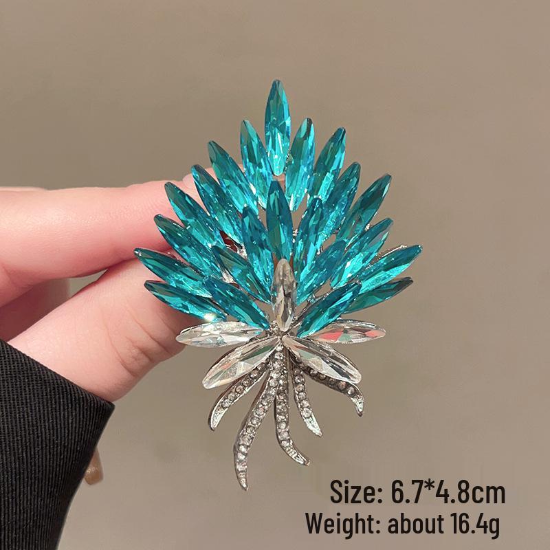 

Изысканная роскошная женская брошь-булавка в виде красного кленового листа: Приветственный аксессуар высокого класса