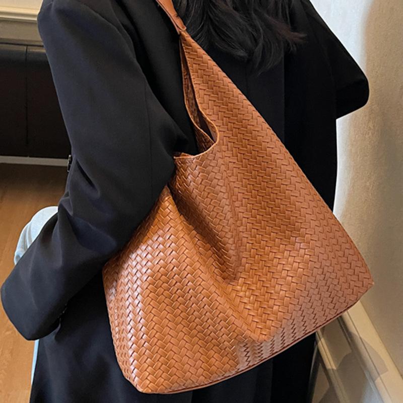 Retro Shoulder Bag Casual Soft Leather Underarm Bag and Popular Woven Commuter Handbag