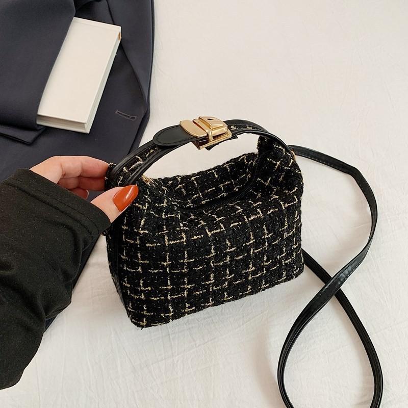 Stylish Retro-inspired Medium Crescent Shoulder Bag With Elegant Design Features чёрный
