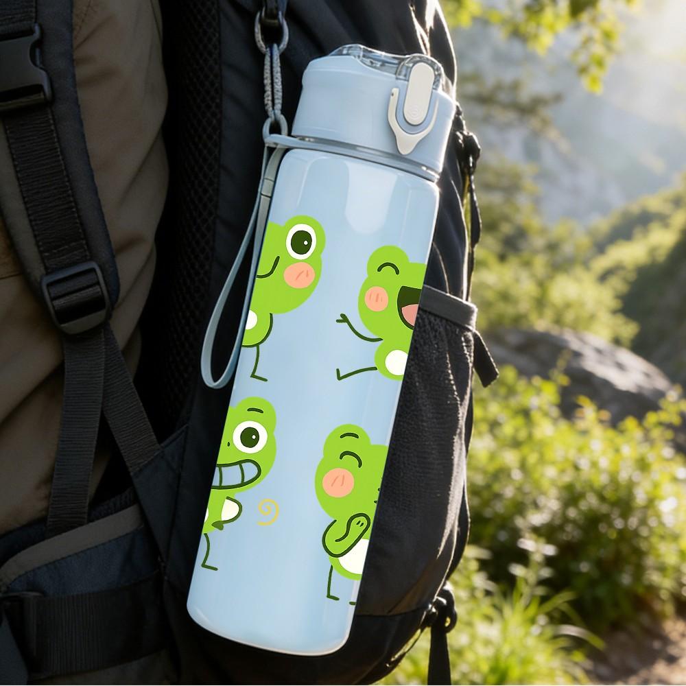 1PC Green Frog Group Cartoon Pattern 750ml Color Plastic Sports Water Bottle Leakproof Flip Straw Lid Suitable for Sports Office Home Use