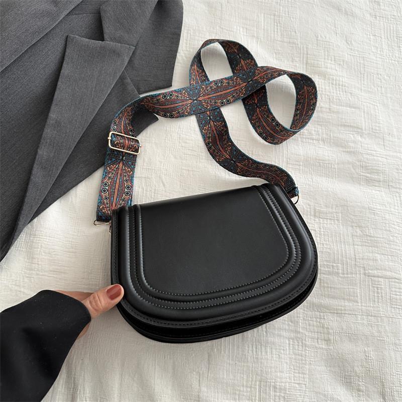 

2024 Spring New Simple Fashion Popular Shoulder Bag Street Trend Saddle Bag Retro Casual Small Bag Women Black