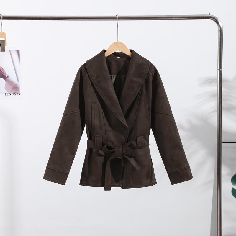 Dámská teplá semišová bunda tmavě hnědé barvy s klopami na šněrování, s dlouhým rukávem, na dojíždění, blejzr v retro britském stylu, temperamentní bunda, podzim 2025