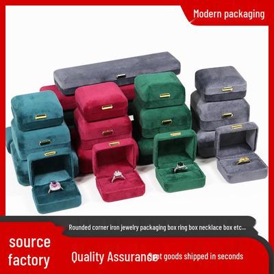 Scatola per Gioielli in Velluto con Fibbia Dorata e Angoli Arrotondati per Anelli, Collane e Braccialetti