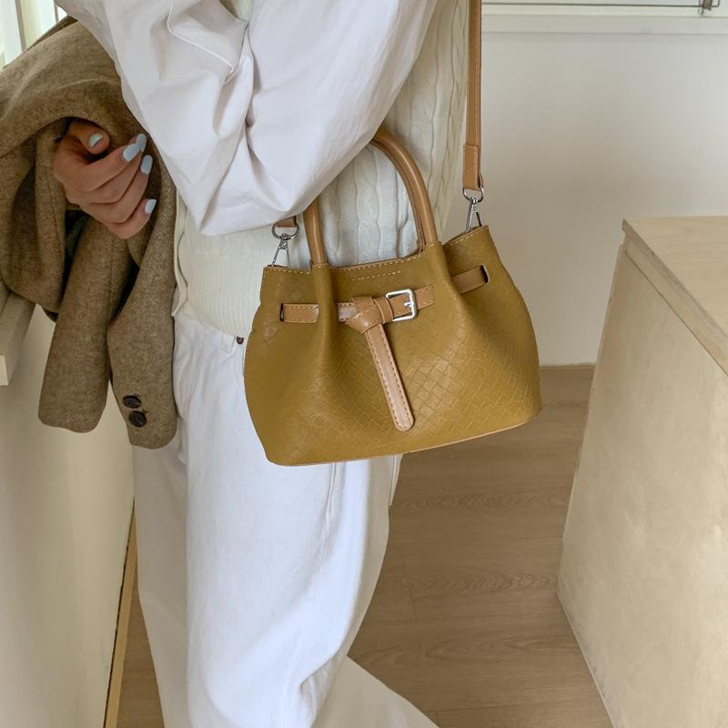 Fashion portable bucket bag women's 2026 spring new niche commuter texture shoulder messenger bag