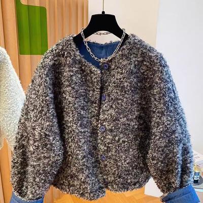 Vintage Loose Fit Short Lamb Wool Coat for Women with Long Sleeves Design