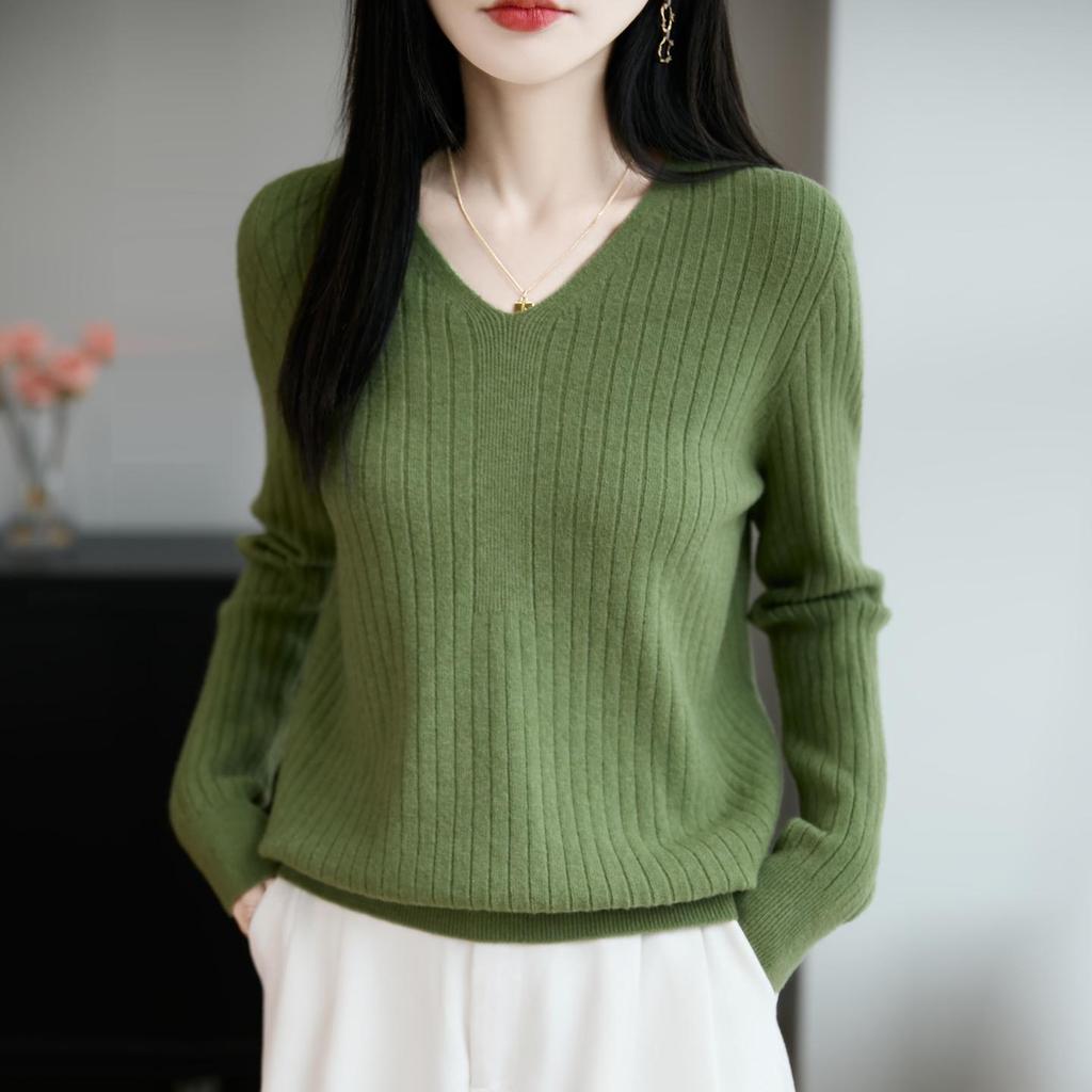 Temperamental Minimalist Women's V-neck Slimming Sweater - Soft, Casual, Skin-friendly Knitted Base for Autumn/Winter.