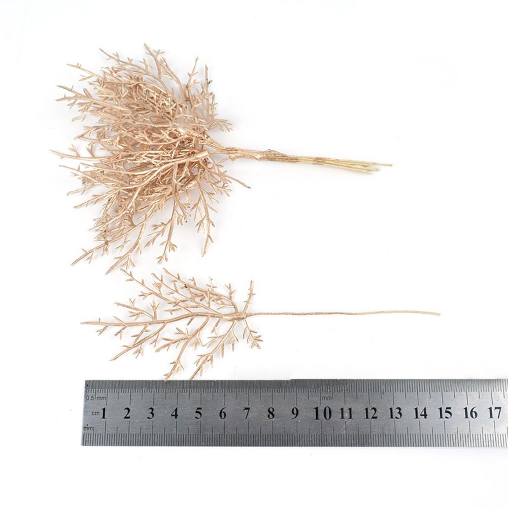 Glänzender Weihnachtsgras-Zweig mit glitzernden künstlichen Kiefernnadeln