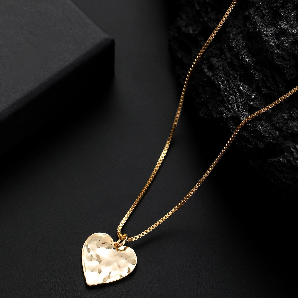 

Золотая любовь плиссированная маленькая подвеска, модное маленькое прозрачное женское универсальное ожерелье из экологически чистого сплава