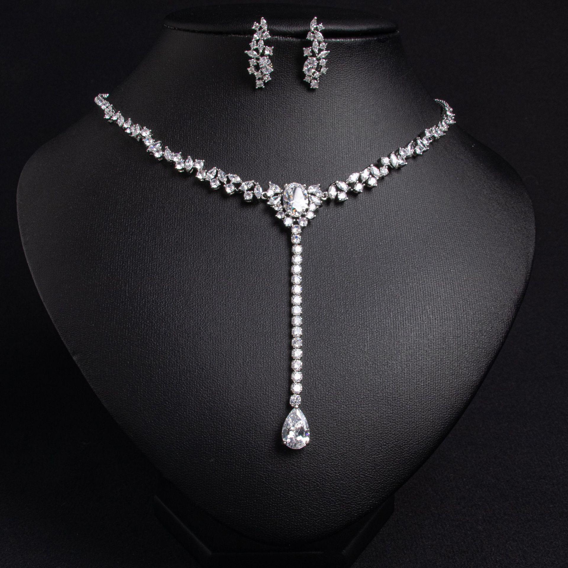 

Женский комплект из ожерелья и серег с элегантными кисточками в виде капель воды в стиле легкой роскоши. Модный и универсальный нишевый дизайн.