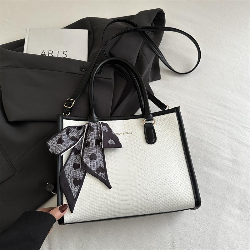 

Fashi Color-Block Embossed Handbag For Women 2026 Spring Summer Newest Commuter Tote Bag Versatile Underarm Bags чёрный
