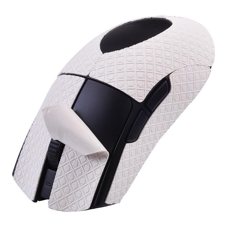 Razer Viper V3 Speed Boky: Protiskluzové, odolné proti potu, semišové nálepky na zadní stranu myši.