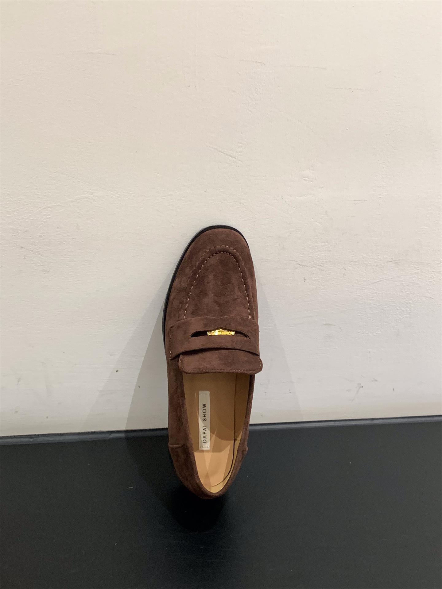 

Лоферы на толстом каблуке, из замши, в стиле ретро, с круглым носком, женская обувь 2025, новые весенне-осенние универсальные маленькие кожаные туфли в британском стиле 39 темно-коричневого